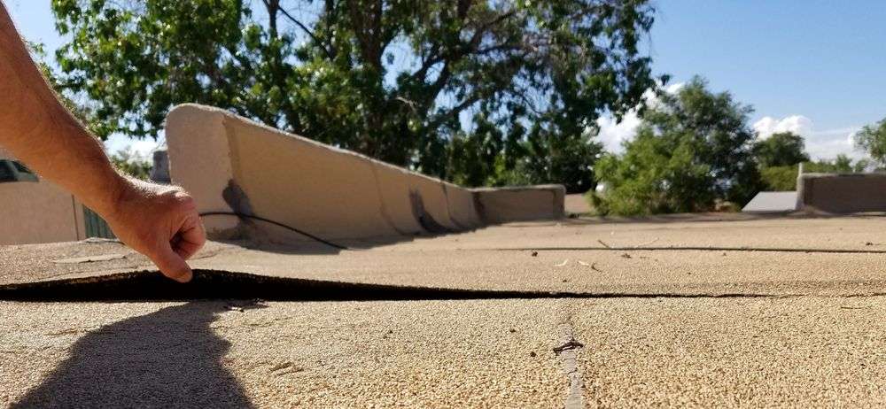 Losliggend dakleer op plat dak in Stadskanaal
